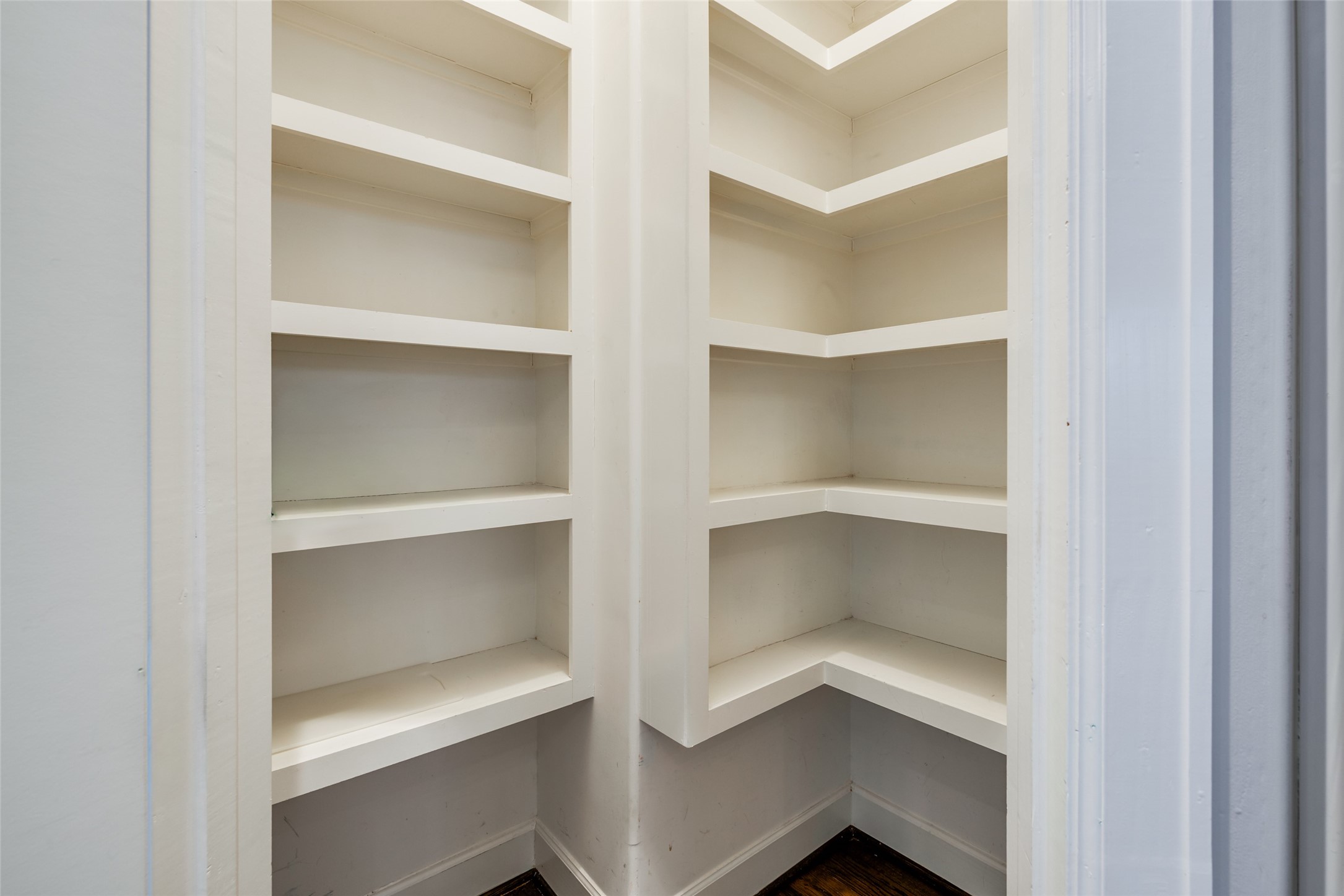 604 Knox Street Houston, TX 77007 - Photo 14 of 42 Generous sized pantry