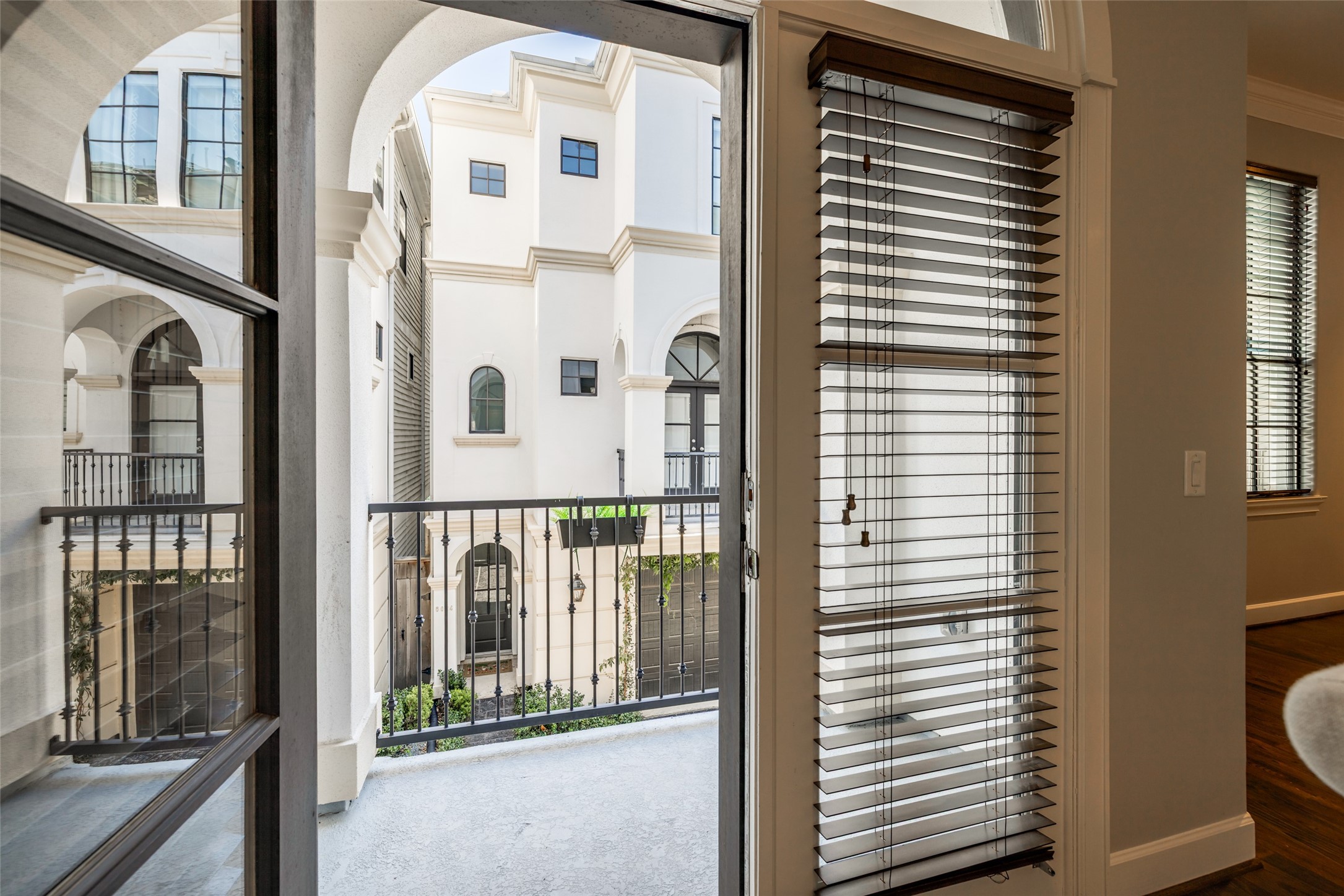 604 Knox Street Houston, TX 77007 - Photo 17 of 42 Covered patio off the dining room