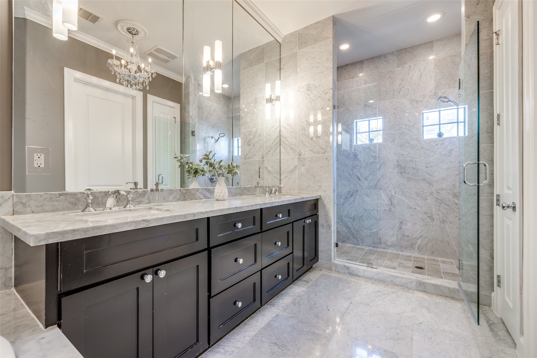 604 Knox Street Houston, TX 77007 - Photo 23 of 42 Spa worthy bath