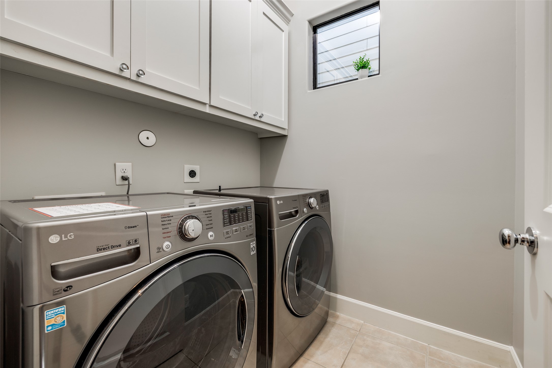 604 Knox Street Houston, TX 77007 - Photo 28 of 42 Nice size laundry