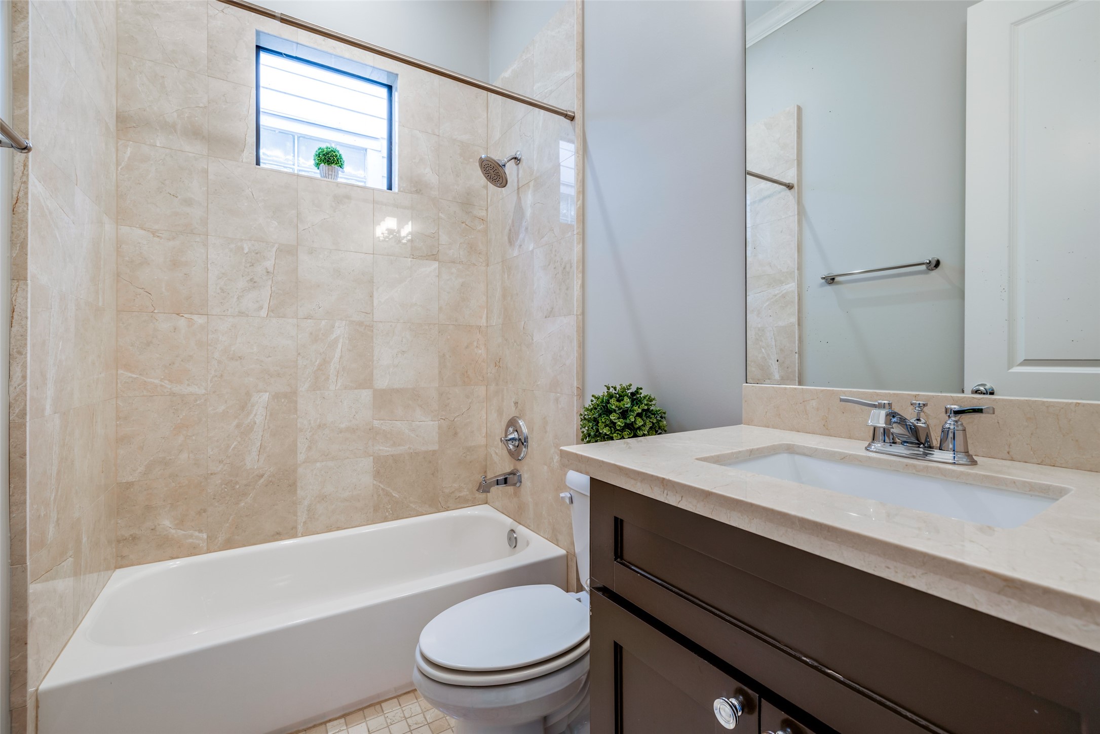 604 Knox Street Houston, TX 77007 - Photo 30 of 42 and ensuite bath