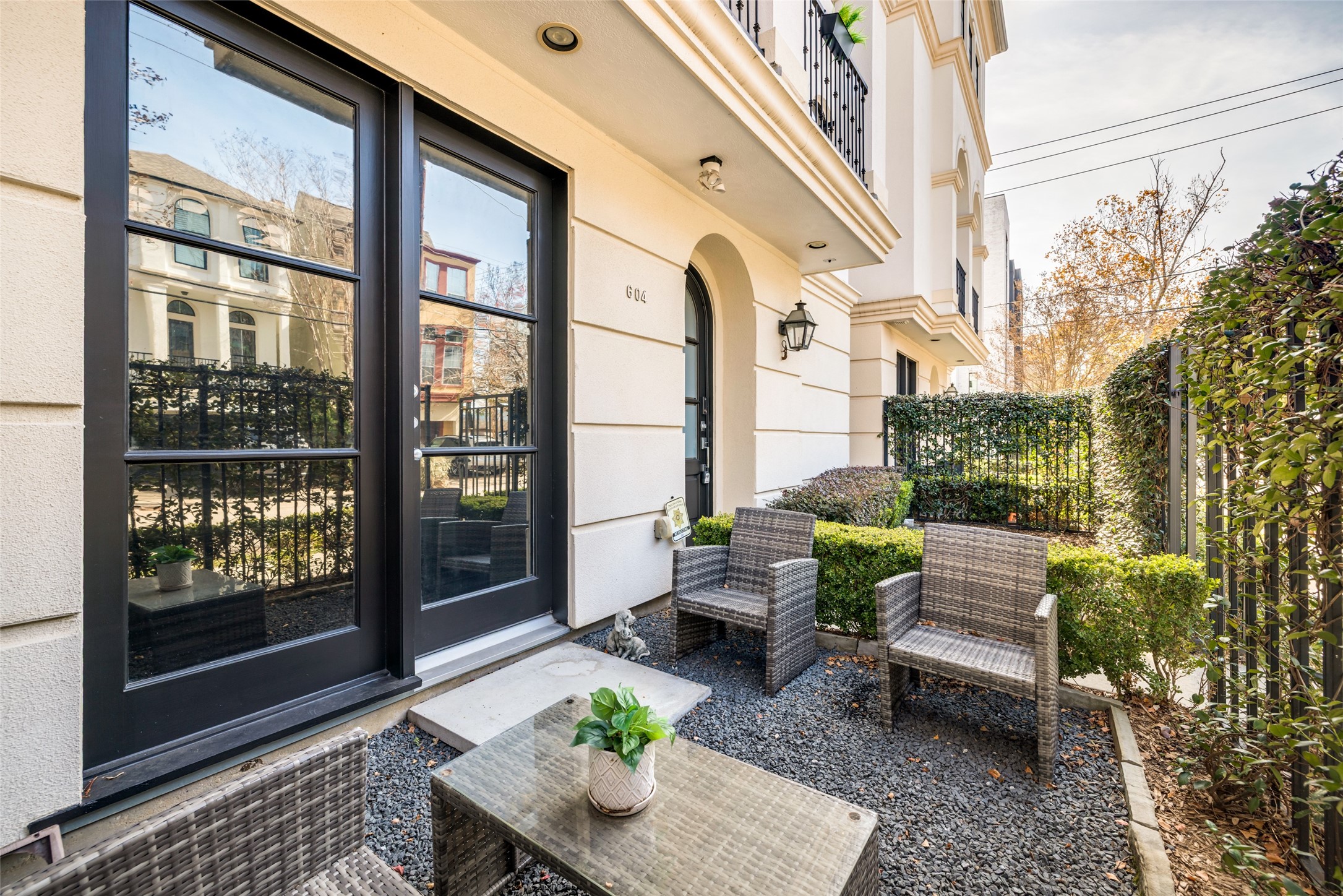 604 Knox Street Houston, TX 77007 - Photo 31 of 42 Patio area with plenty of seating area and perfect for relaxing outdoors. It features lush greenery and a secure fence, providing a private, cozy atmosphere.