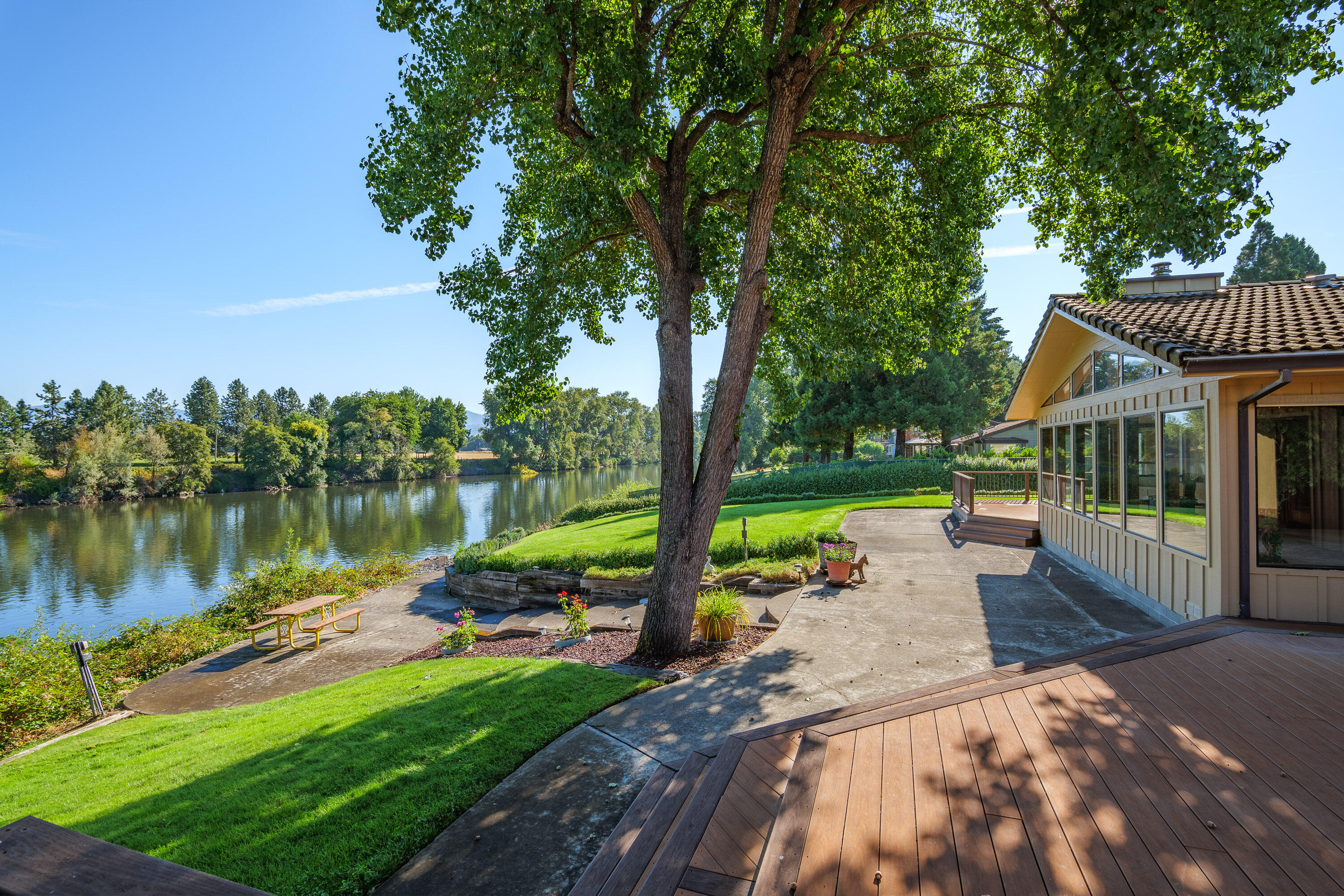 4780 Leonard Road Grants Pass, OR 97527 - Photo 46 of 60 side of house river view