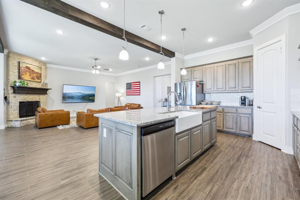 800 Majors Road Van Alstyne, TX 75495 - Photo 15 of 40 Kitchen featuring visible vents, gray cabinets, light wood-style floors, stainless steel appliances, and a sink
