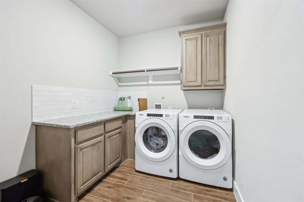 800 Majors Road Van Alstyne, TX 75495 - Photo 18 of 40 Clothes washing area featuring wood finish floors, cabinet space, and independent washer and dryer