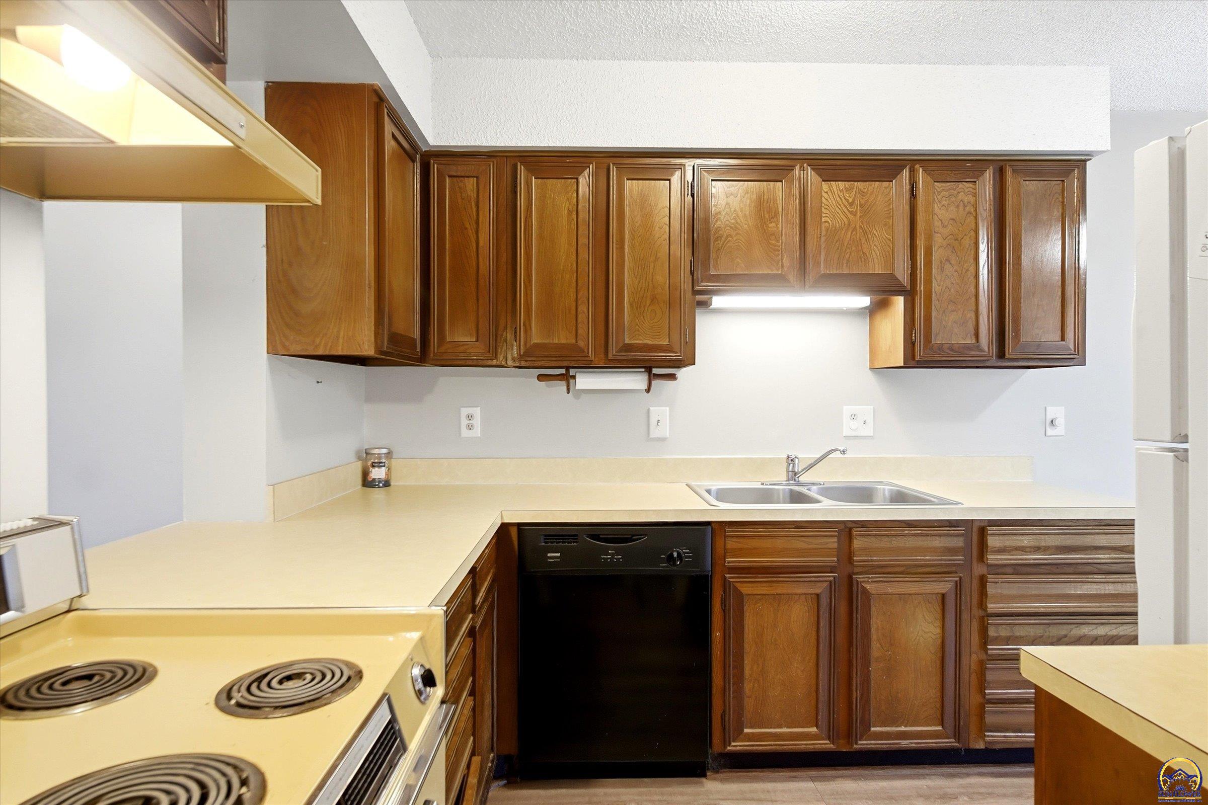 4503 Southwest 33rd Terrace Topeka, KS 66614 - Photo 10 of 35