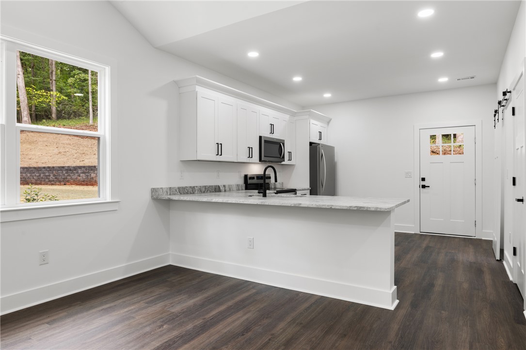 306 Hickory Trail Westminster, SC 29693 - Photo 3 of 33