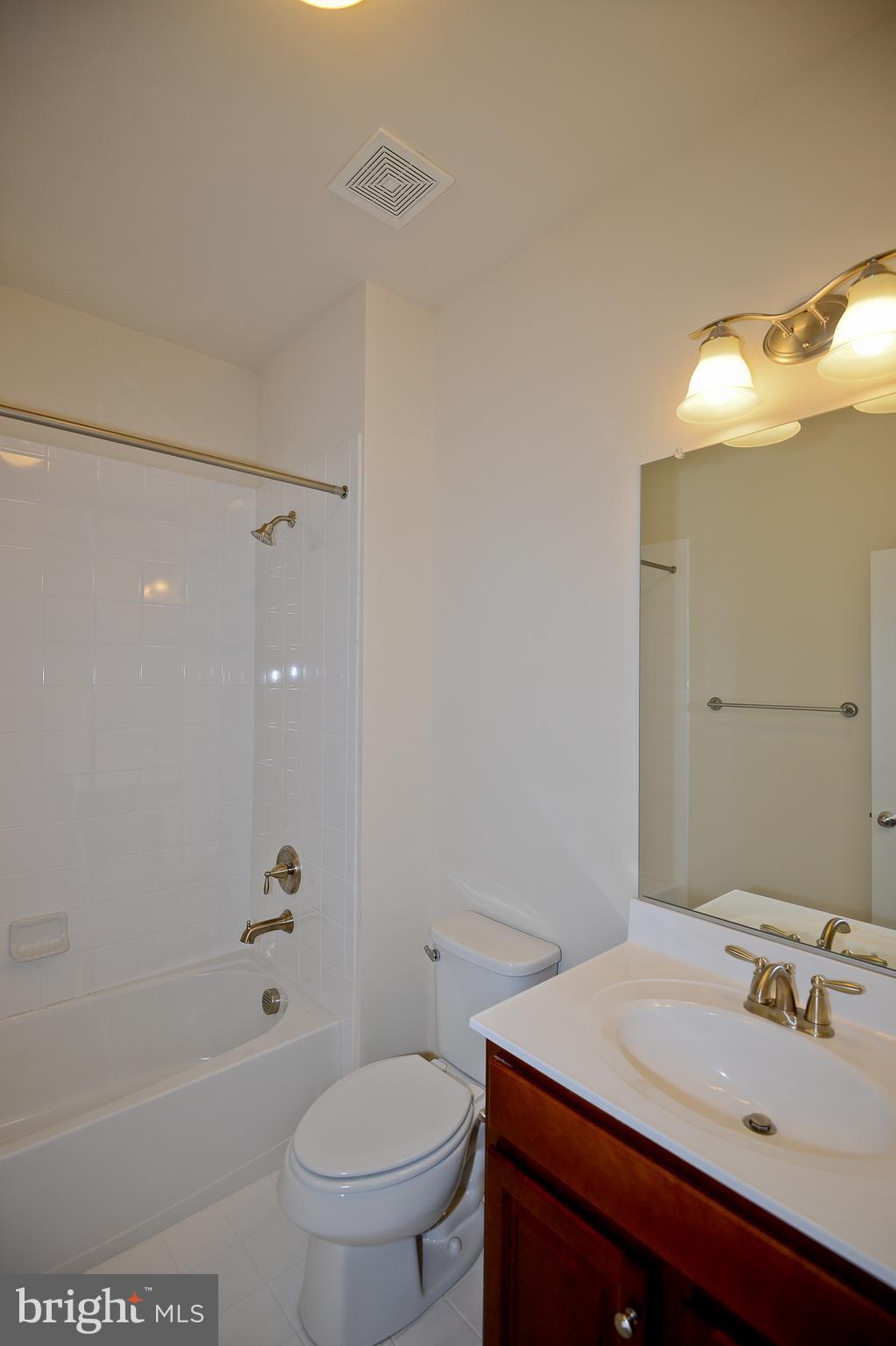 3558 Clinton Ross Court, Unit 4 Triangle, VA 22172 - Photo 10 of 30 First Floor Full Bath