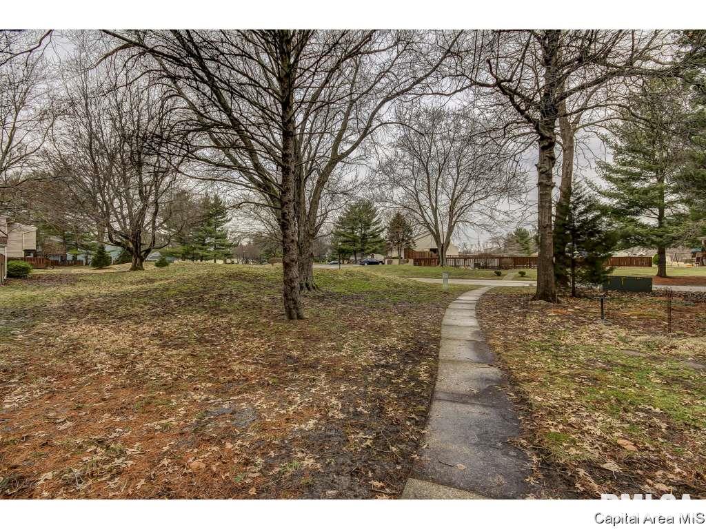 15 Country Place Springfield, IL 62703 - Photo 4 of 33