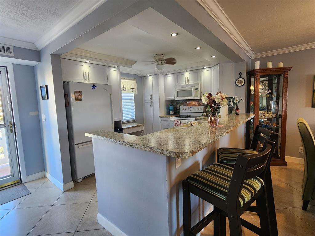 321 Southeast 3rd Street, Unit 302 Dania Beach, FL 33004 - Photo 5 of 23 Kitchen and snack bar