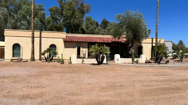 a view of a house with backyard and trees