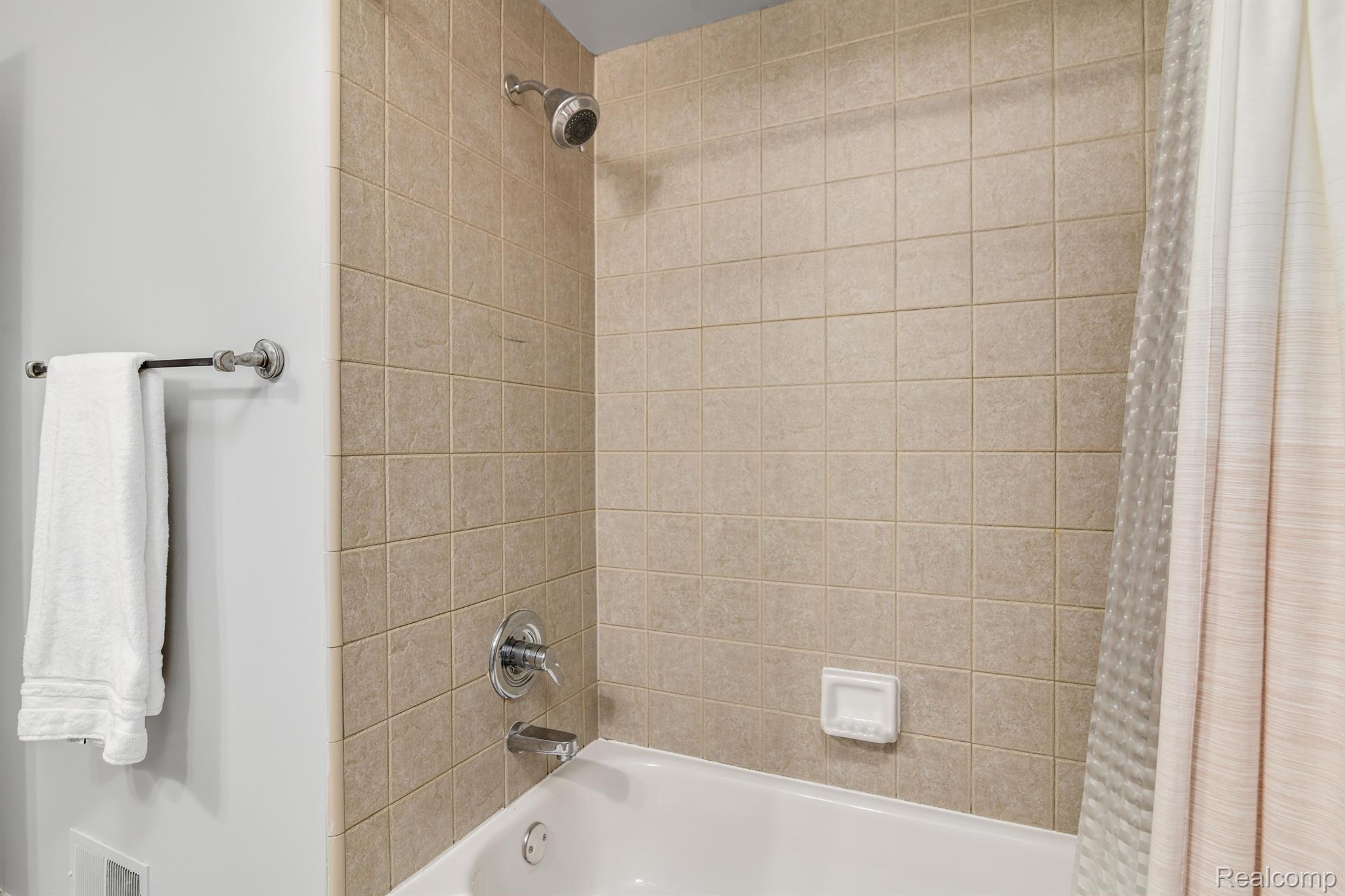 1939 Barrington Court Rochester, MI 48306 - Photo 34 of 52 Gallery Image 34