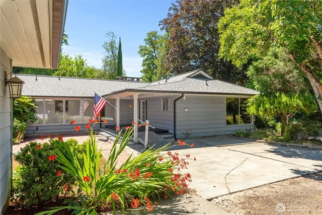 a view of a house with backyard