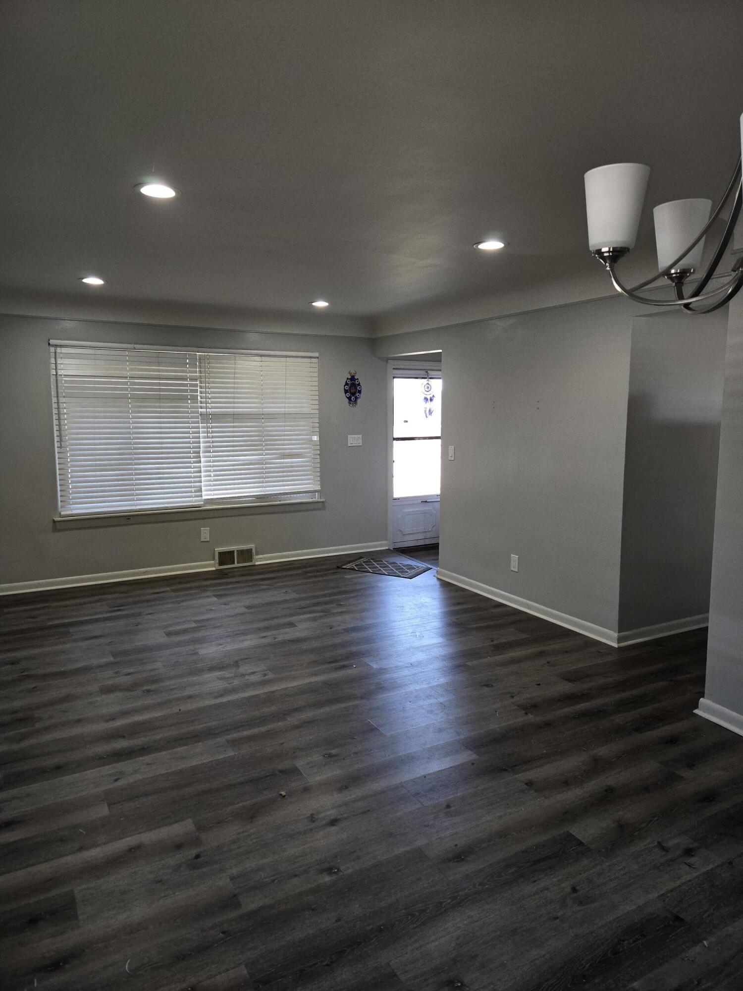 27294 West Pleasant Ridge Drive Dearborn Heights, MI 48127 - Photo 6 of 35 20251221_140111