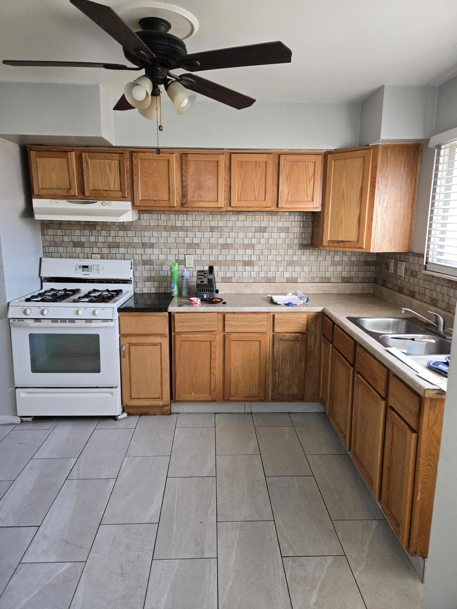 27294 West Pleasant Ridge Drive Dearborn Heights, MI 48127 - Photo 7 of 35 20251221_140118 (1)