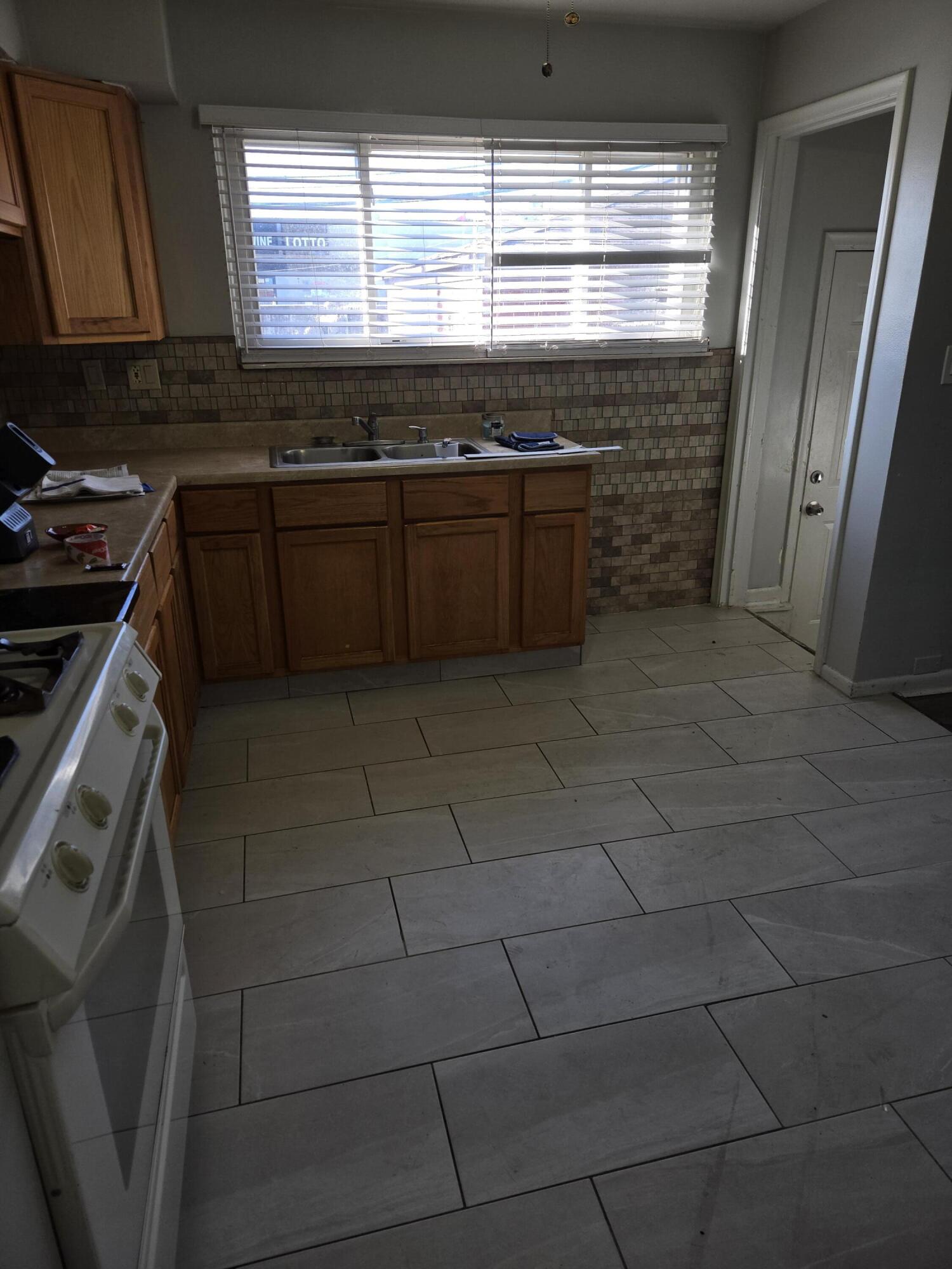 27294 West Pleasant Ridge Drive Dearborn Heights, MI 48127 - Photo 9 of 35 20251221_140145 (1)