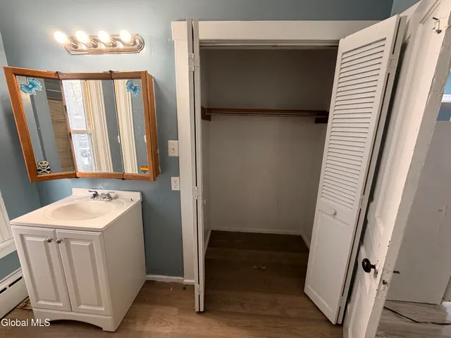 $1,200 | 18 Swan Street, Unit DOWN, Amsterdam, NY 12010