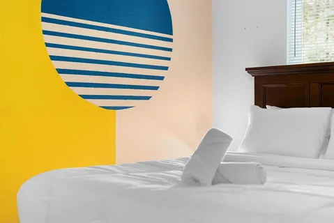 a view of a backyard