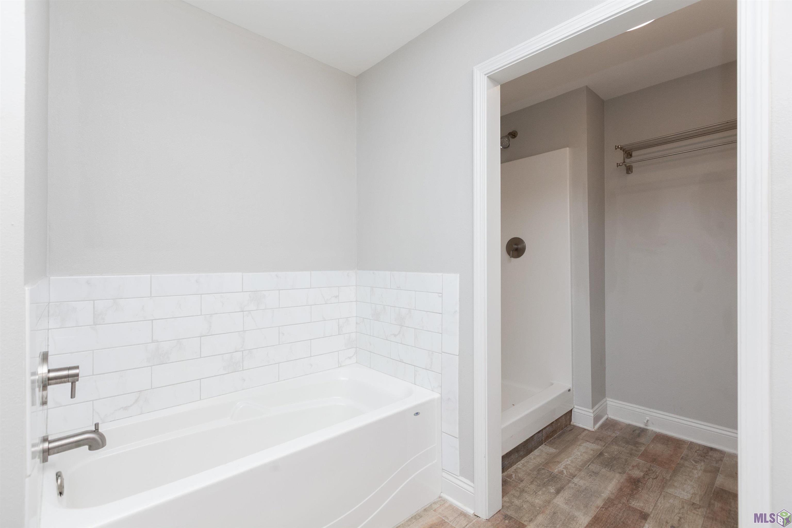 3822 Country View Drive Baton Rouge, LA 70817 - Photo 15 of 19 Master Bath Tub