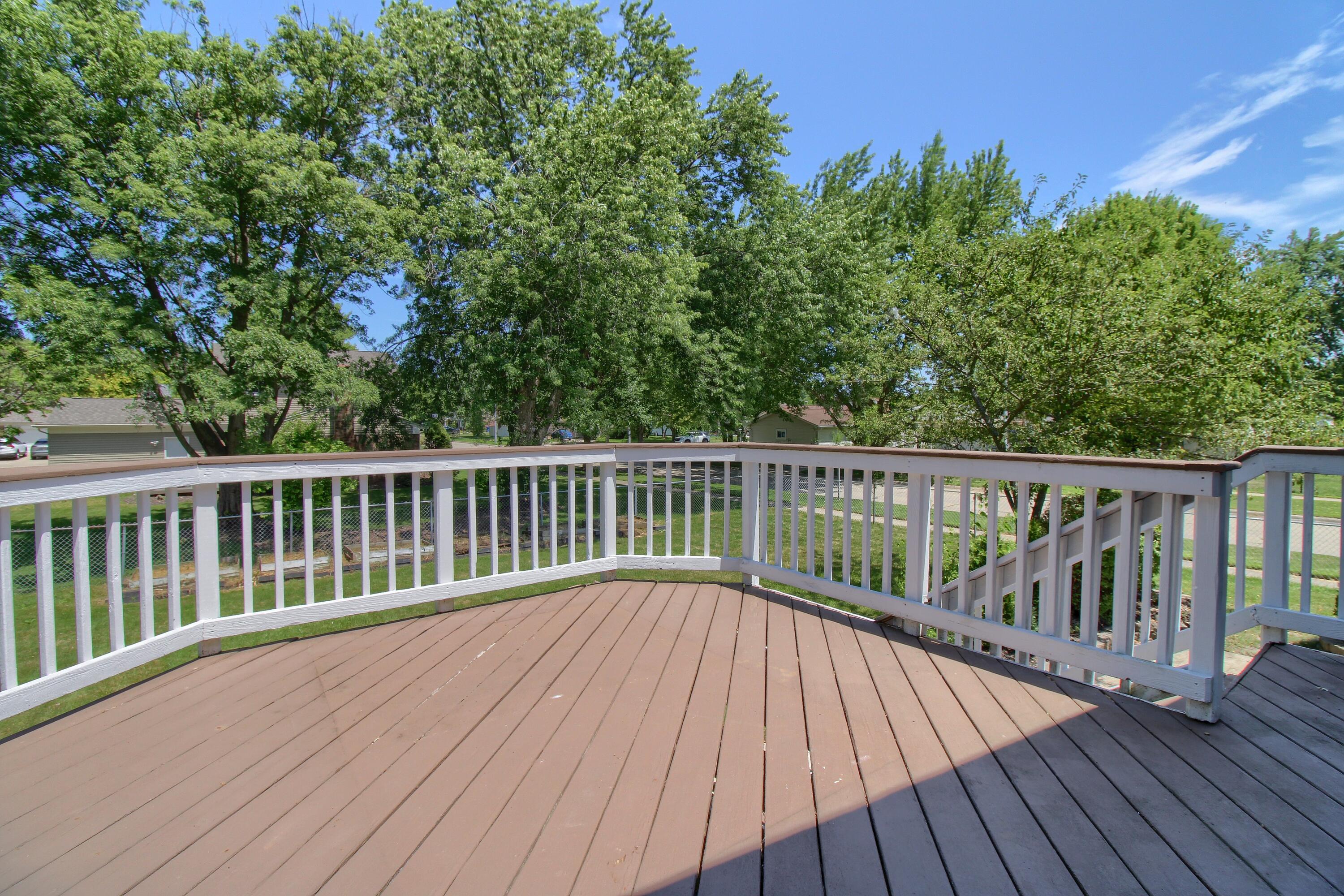42608 Hanford Road Canton, MI 48187 - Photo 4 of 32 32-Deck