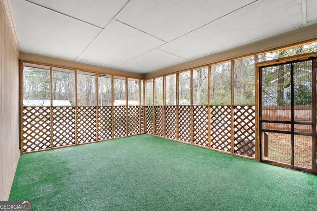 a view of a backyard