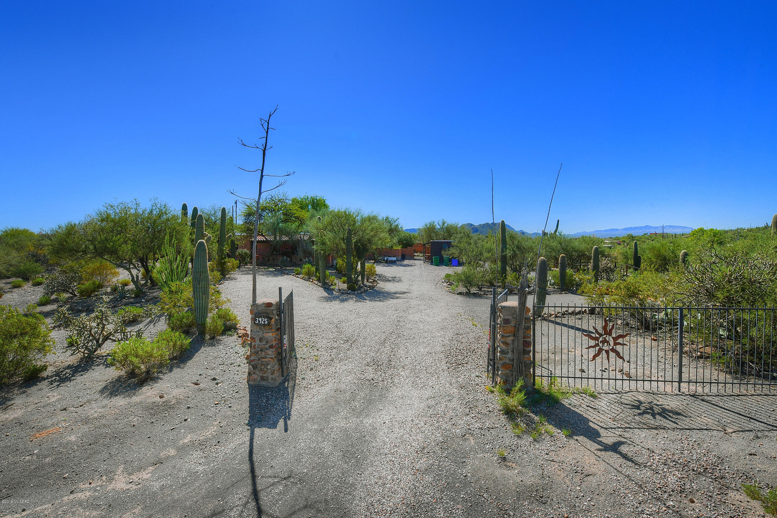 3925 West Mossman Road Tucson, AZ 85746 - Photo 3 of 32 Gallery Image 3