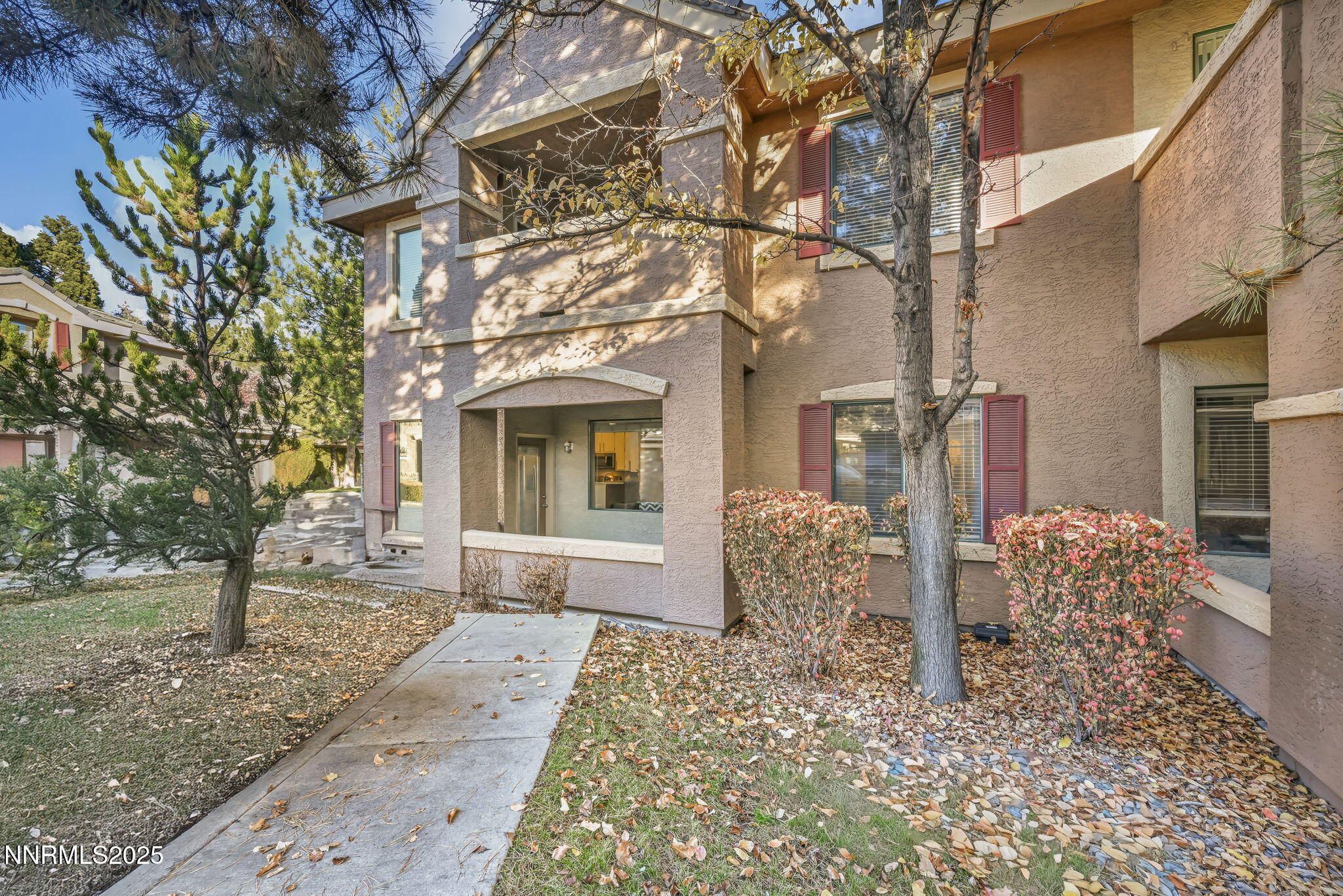 900 South Meadows Parkway, Unit 814 Reno, NV 89521 - Photo 26 of 43 a front view of a house with garden