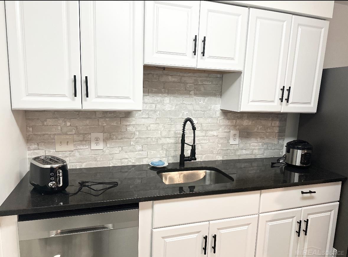 835 West Maple Road Clawson, MI 48017 - Photo 8 of 14 50133087-e8ce2328-5798-44fd-9b49-49389a98b1de.JPG