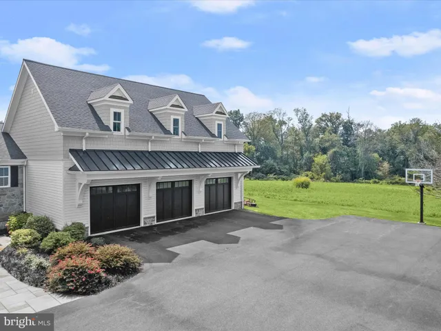 a view of a house with a backyard