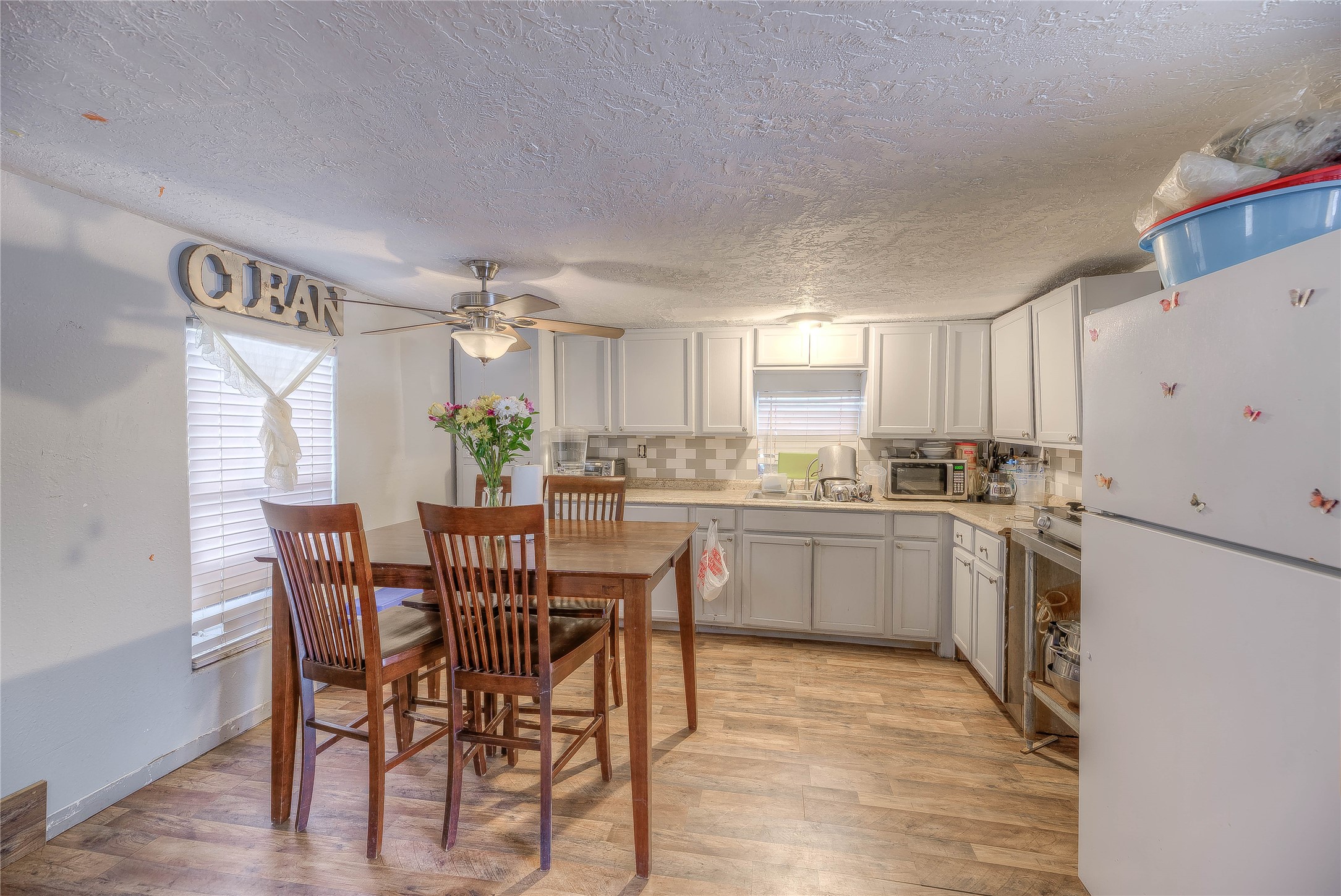 713 Garrett Road Livingston, TX 77351 - Photo 9 of 40 a kitchen with a table and chairs in it