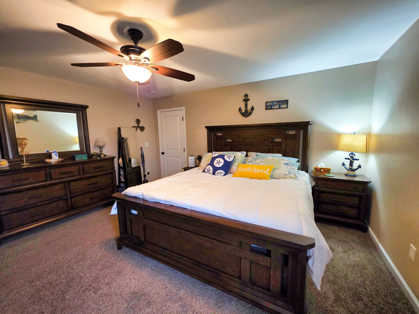 127 Flora Avenue Flora, IL 62839 - Photo 4 of 88 a bed room with a bed and a tv