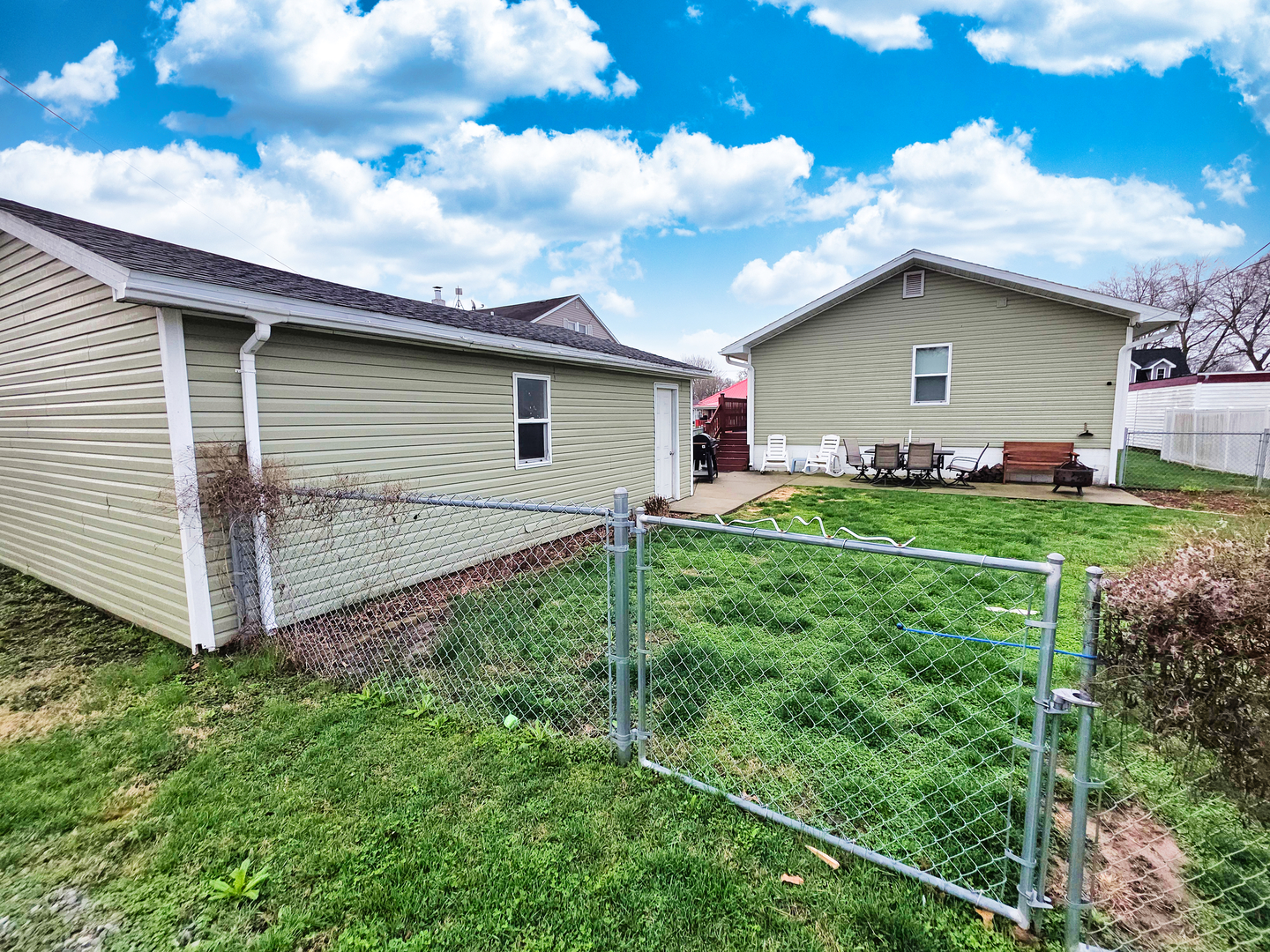 127 Flora Avenue Flora, IL 62839 - Photo 8 of 88 a house view with a garden space