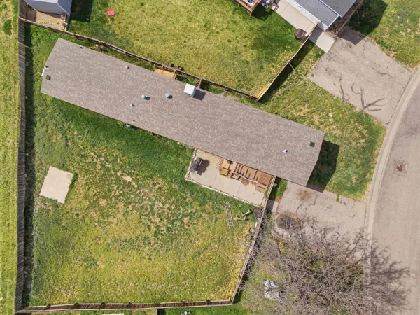 a view of a back yard