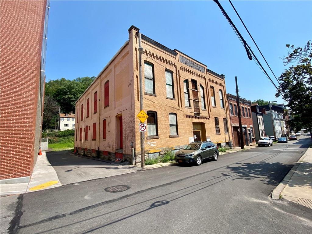 812 Concord Street Pittsburgh, PA 15212 - Photo 2 of 18 a front view of a building with street