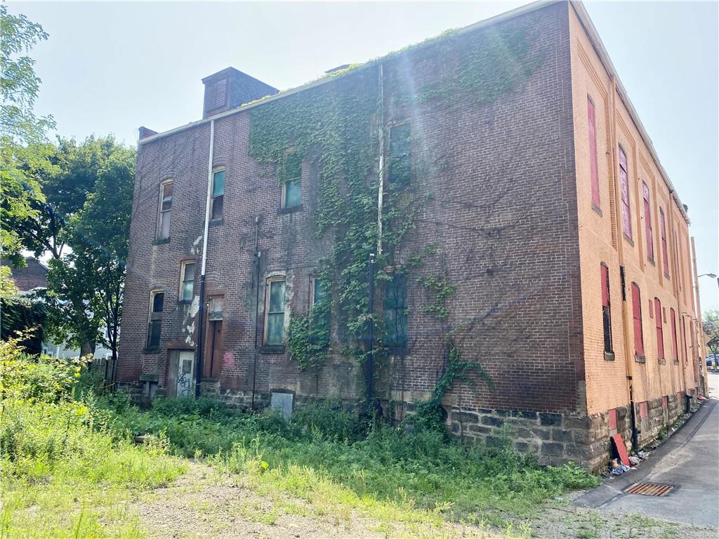 812 Concord Street Pittsburgh, PA 15212 - Photo 5 of 18 a brick building with a large windows