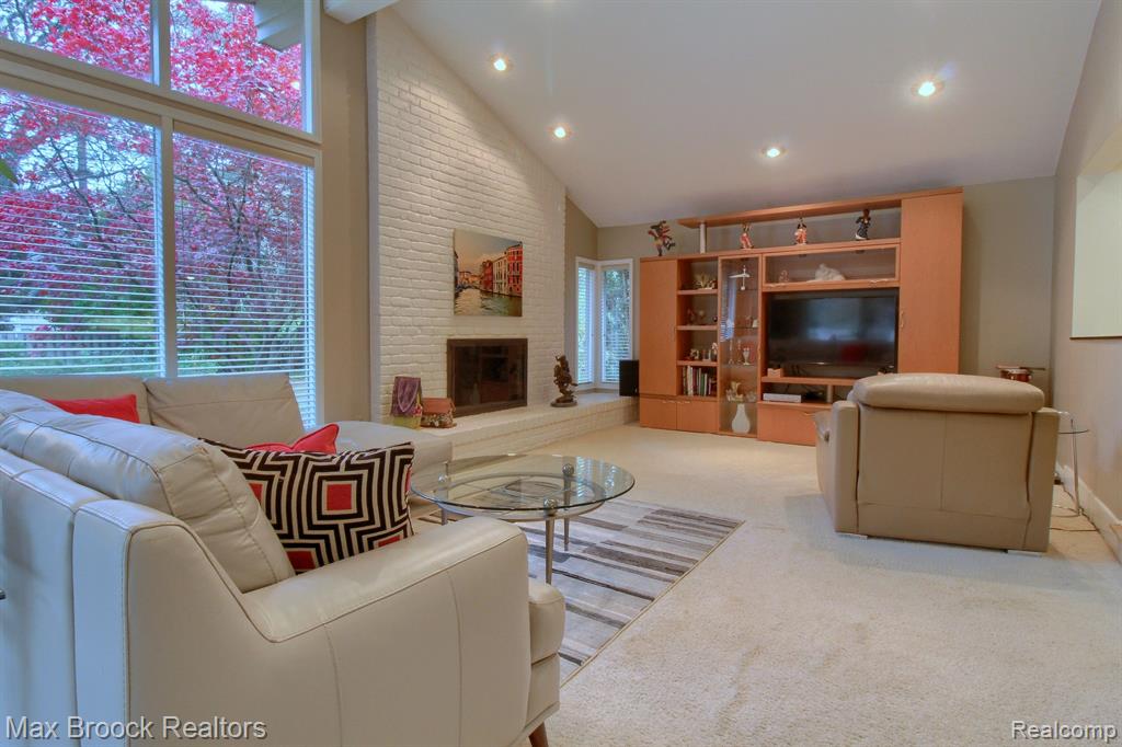 4817 South Valleyview Road West Bloomfield, MI 48323 - Photo 13 of 38 Gallery Image 13