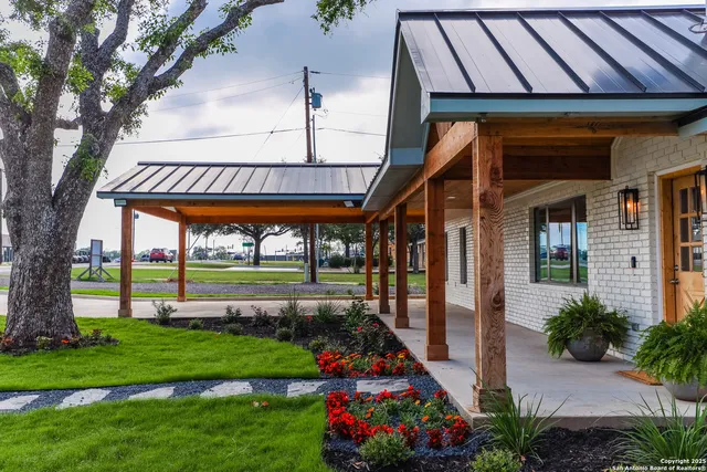 a view of a pathway with a garden