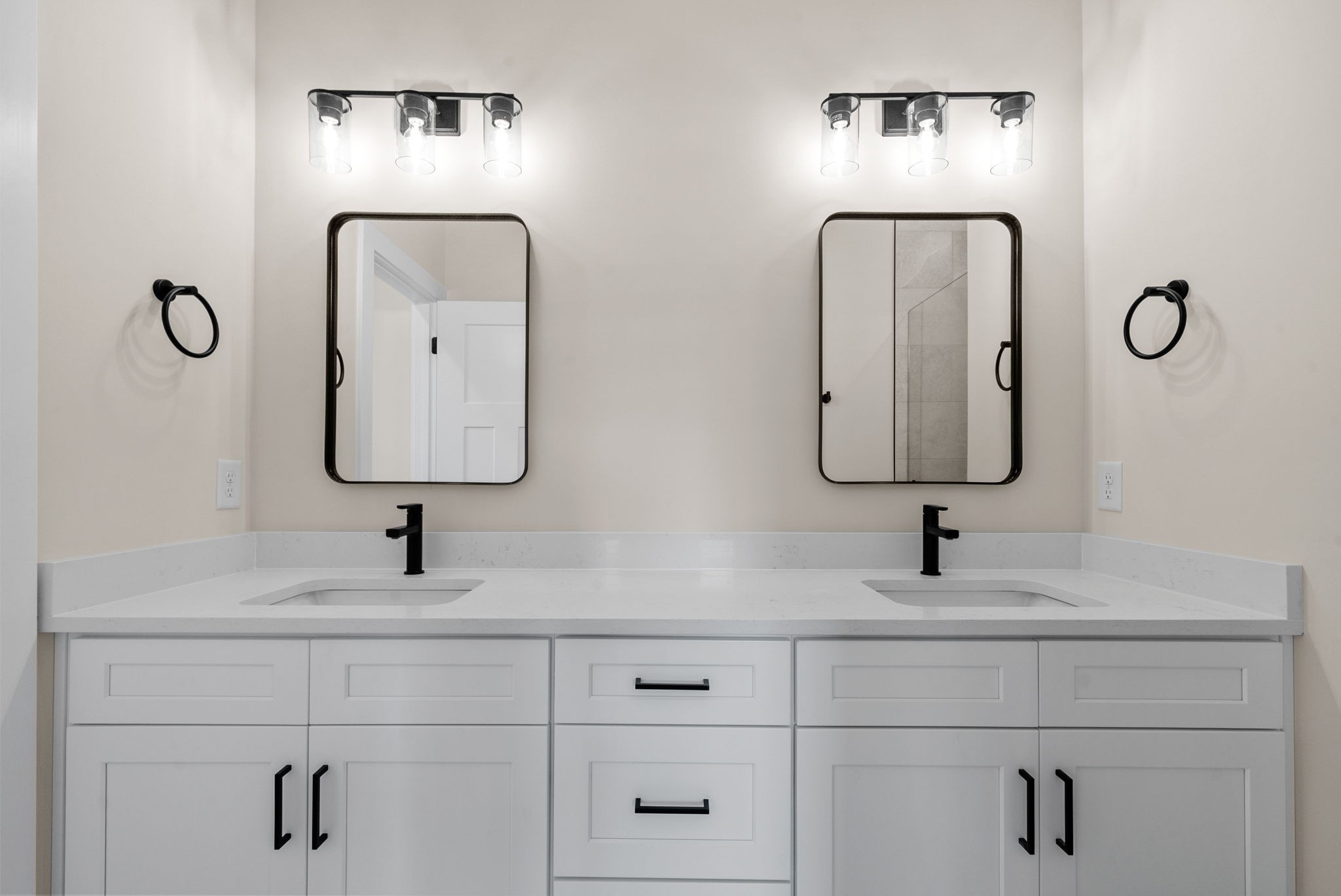 3860 Chapel Hill Road Clarksville, TN 37040 - Photo 19 of 38 a bathroom with mirror a sink and vanity lamp