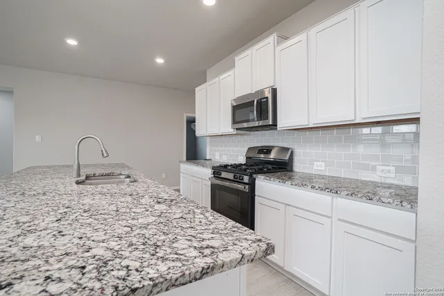 $2,000 | 1924 Heather Glen Drive, New Braunfels, TX 78130