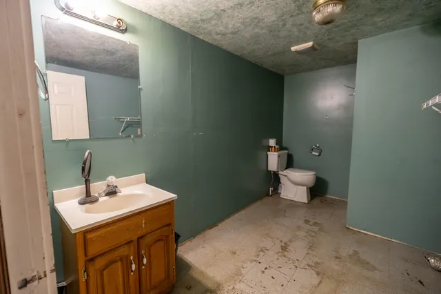 $330,000 | 1186 Eastern Avenue, Chelsea, ME 04330