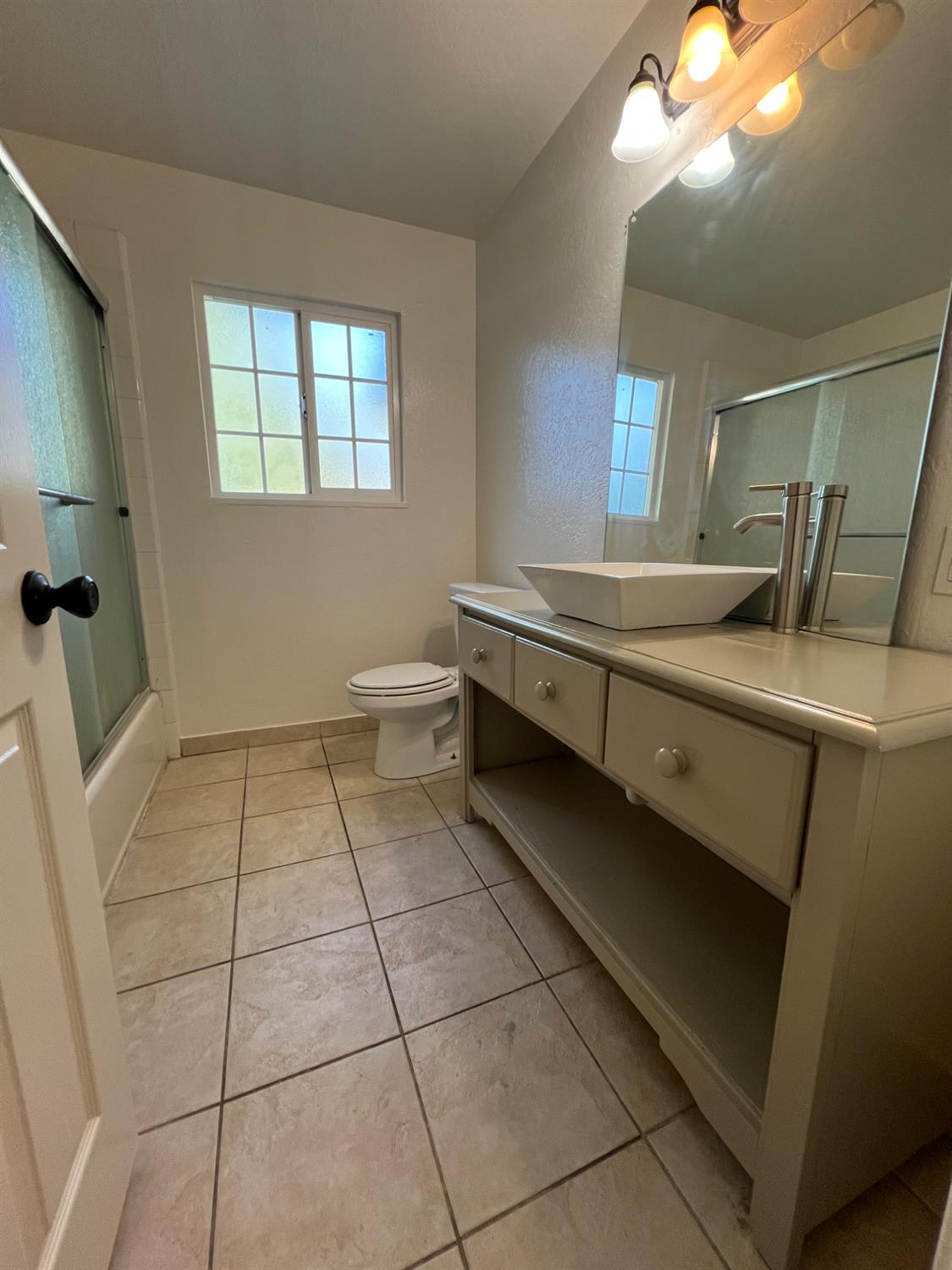 208 Tokay Avenue Modesto, CA 95350 - Photo 17 of 20 Ball bathroom