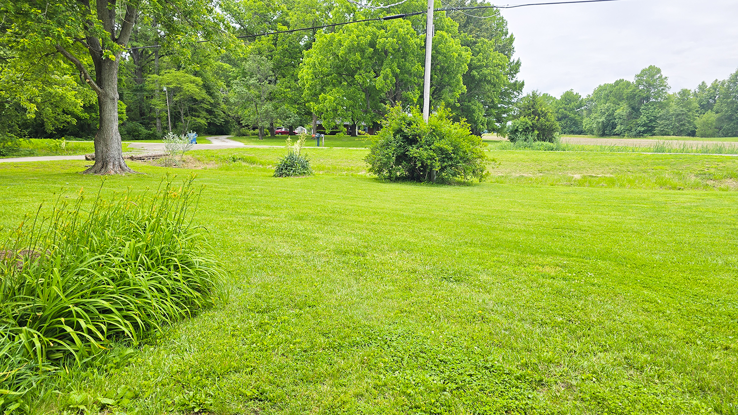 787 Walnut Hill Road Centralia, IL 62801 - Photo 14 of 42 a view of an ocean with a big yard