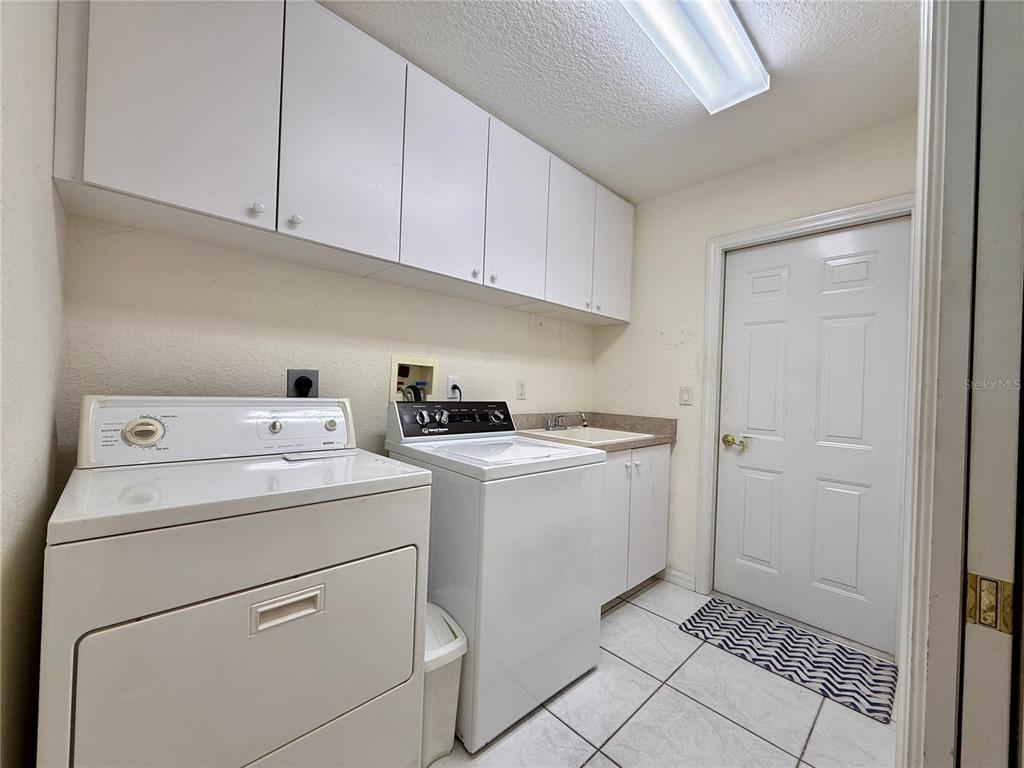 5614 Angelo Circle Sebring, FL 33872 - Photo 33 of 39 a utility room with dryer and washer