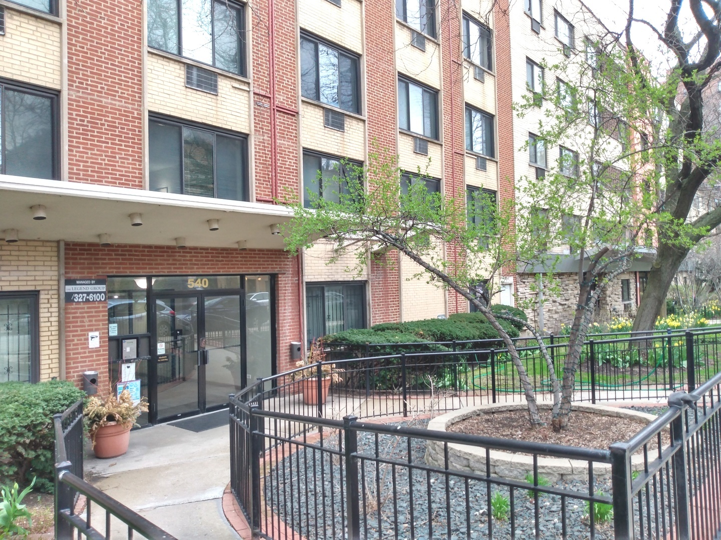 540 West Roscoe Street, Unit 373 Chicago, IL 60657 - Photo 2 of 5 a front view of a building with garden