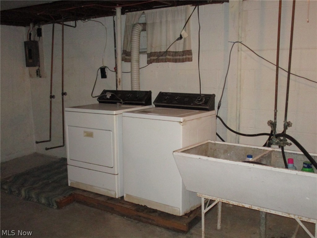 2753 Canfield Road Youngstown, OH 44511 - Photo 18 of 20 Washer and Dryer will stay