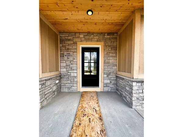 $979,900 | N66-w21075 Sweet Clover Drive, Menomonee Falls, WI 53051