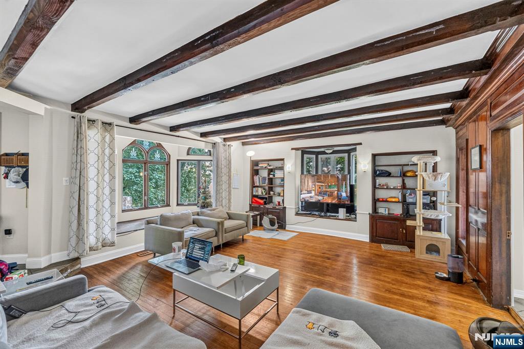 8 Old Wood Road Edgewater, NJ 07020 - Photo 2 of 25
