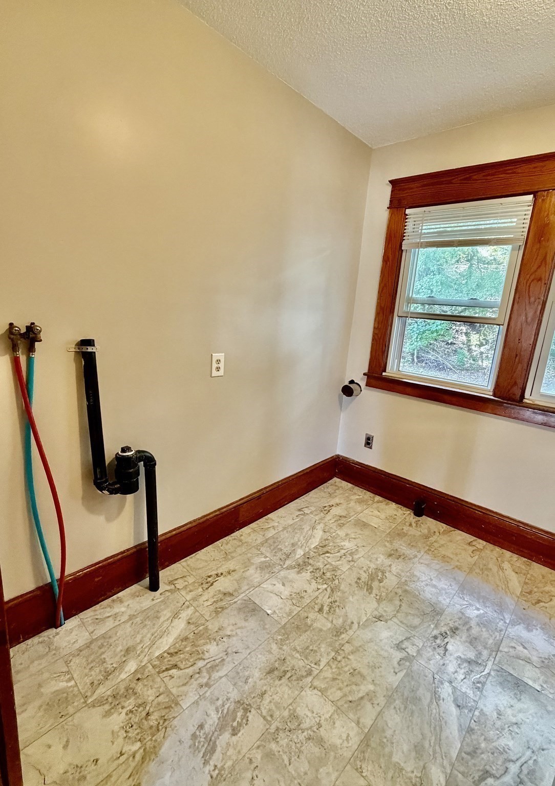 161 Hampden Street, Unit 2 Springfield, MA 01151 - Photo 11 of 12 Gallery Image 11