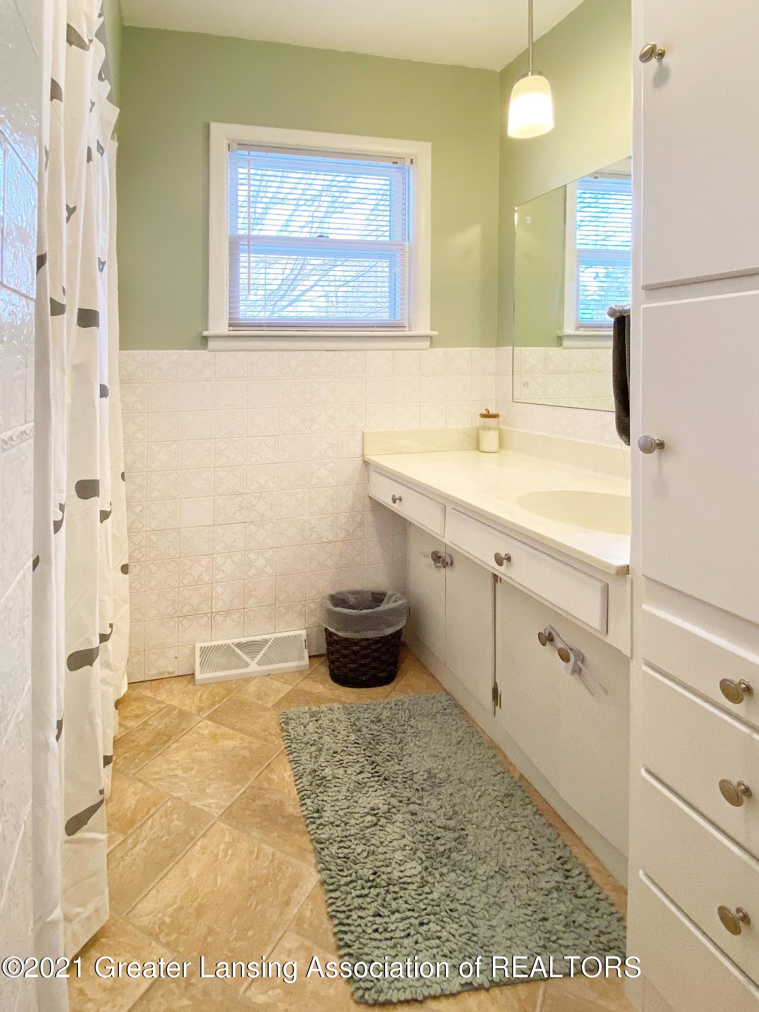 709 South Cochran Road Charlotte, MI 48813 - Photo 16 of 28 Bathroom