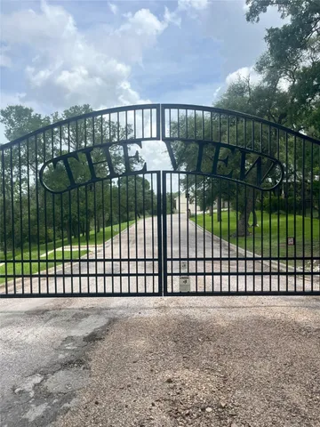 a view of a wrought fence